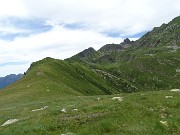 57 Risalgo su verdi pratoni la costiera del Monte Mincucco...
